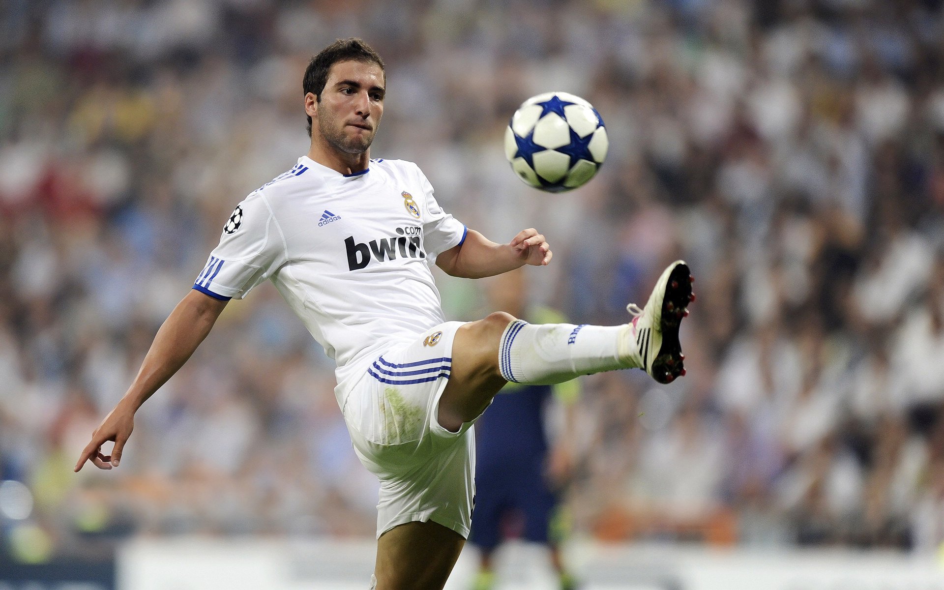 詹姆斯带伤坚持比赛打动全场球迷,詹姆斯有伤吗